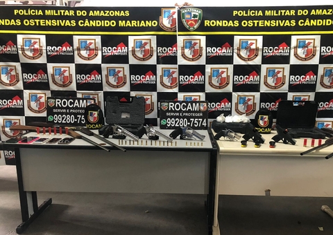 Dupla é presa 10 armas escondidas em casa em Manaus