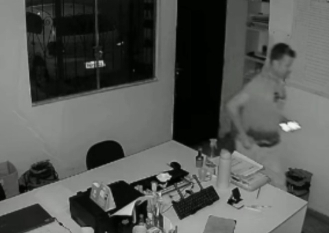 Vídeo mostra momento em que funcionária encontra celular em banheiro de empresa em Manaus
