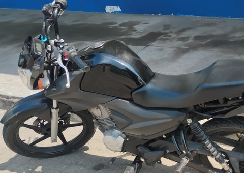 Homem é flagrado dando 'rolê' com moto roubada no Cidade de Deus 