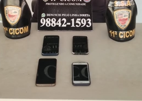 Dupla é presa e adolescente apreendido no Coroado por roubo de carro e celulares