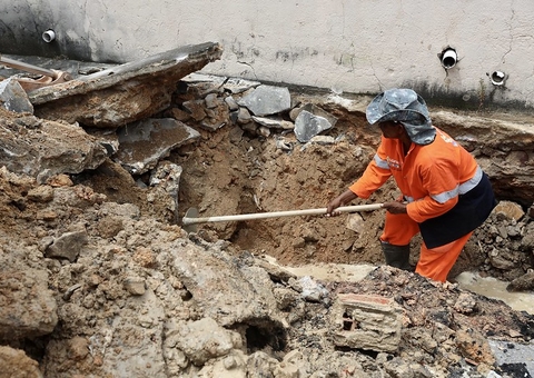 Rua passa por obras após tubulação se romper e abrir cratera no Japiim