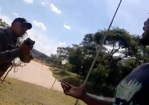 Vídeo: Youtuber negro é violentamente abordado por PM: 'resiste aí pra ver'