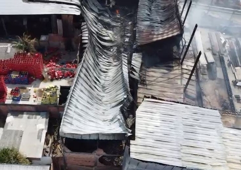 Incêndio que destruiu 12 lojas na Rua do Fuxico continua após 44 horas 