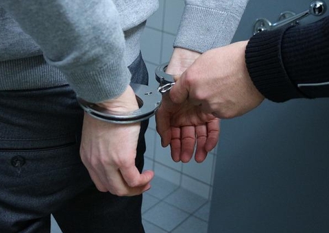 Homem é preso dentro de escola após assaltar posto de combustíveis no Amazonas