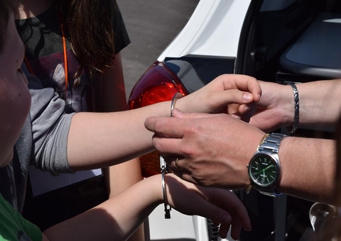 Dupla é presa ao ser flagrada vendendo drogas em comunidade na AM-010