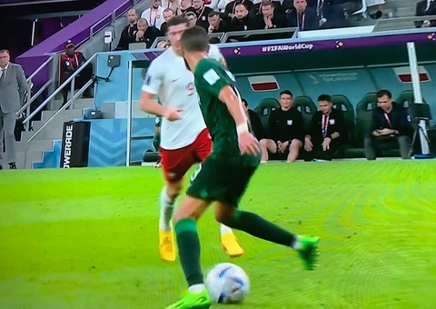 Após provocar Messi, zagueiro da Arábia Saudita tira Lewandowski do sério