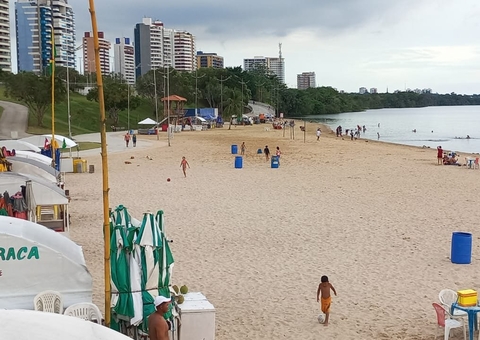 Com faixa de areia reduzida, prefeitura orienta banhistas para uso da Ponta Negra