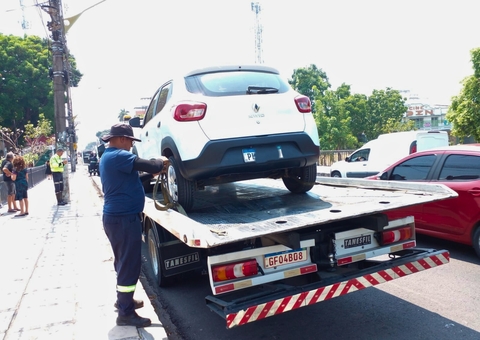 Motoristas são multados por estacionarem em pontes em Manaus