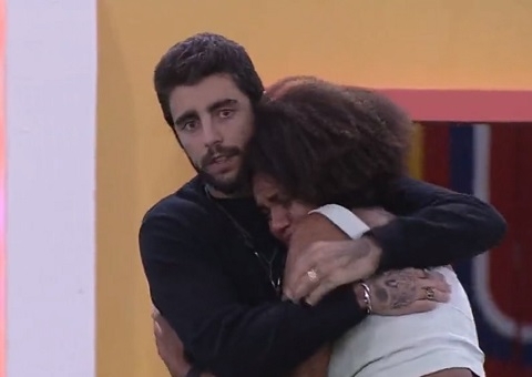 Jessi se desespera após eliminação de Natália e é amparada pelos brothers