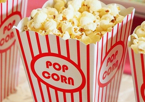 Mulher é presa ao tentar comprar pipoca com cédula falsa de R$100 em Manaus