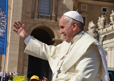 Papa retira privilégios jurídicos de cardeais e bispos do Vaticano