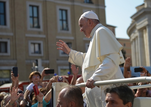 Papa revisa lei da Igreja Católica e amplia regras contra abuso sexual