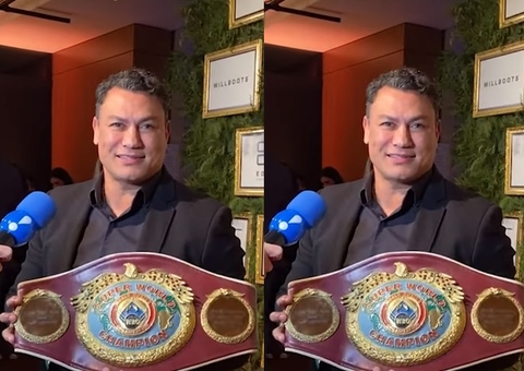 Popó doa de surpresa cinturão de boxe em leilão de Neymar