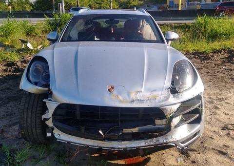 Porsche é abandonado com R$ 6 mil em rodovia após acidente 
