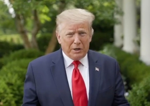 Trump volta a aparecer em público usando maquiagem na mão e saúde vira debate
