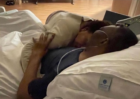 Filha de Pelé posta foto abraçada ao pai em hospital: 'seguimos aqui'