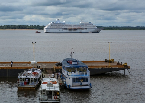 Navio chega a Manaus com mais de 2 mil turistas