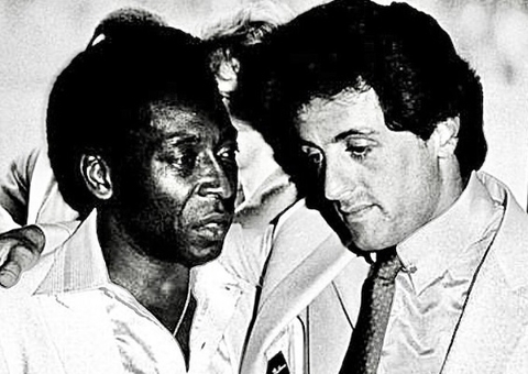 Astro Sylvester Stallone faz homenagem a Pelé