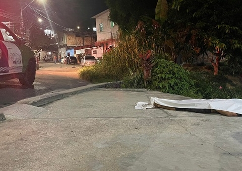 Moradores ouvem gritos por socorro e encontram corpo estirado em rua de Manaus