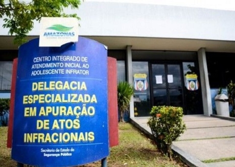 Adolescente é apreendido por ameaçar matar pai a facadas em delegacia de Manaus