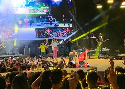 Aline Barros levanta multidão no Revéillon Gospel em Manaus; vídeo