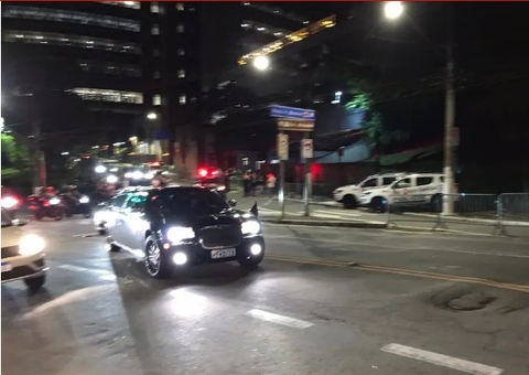 Corpo de Pelé deixa hospital e segue para Vila Belmiro, onde será velado