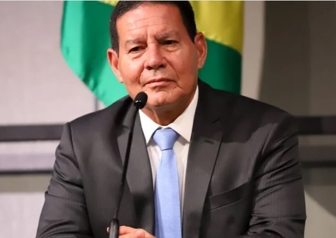 Mourão rebate ataques de filhos de Bolsonaro: 'não me rebaixo'