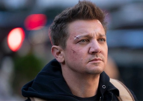 Jeremy Renner, de 'Gavião Arqueiro', passa por cirurgia após acidente em máquina de limpar neve