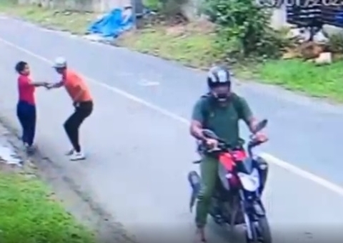 Mulher tenta correr, mas é assaltada por bandidos em plena luz do dia em Manaus; veja vídeo