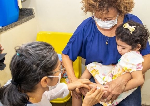 Mais de 400 bebês são vacinados contra Covid-19 em Manaus
