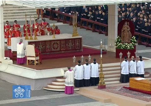 Cerca de 130 mil fiéis lotam praça de São Pedro em funeral do Papa Bento XVI