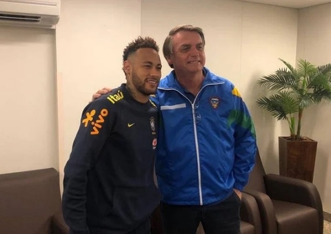 Neymar recebe de Bolsonaro honraria por Olimpíada sem ter ido aos Jogos