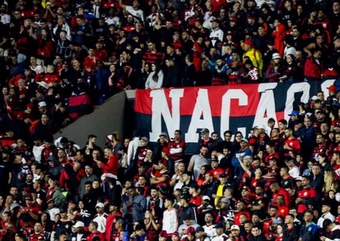 Torcida do Flamengo canta música ofensiva durante minuto de silêncio a Pelé