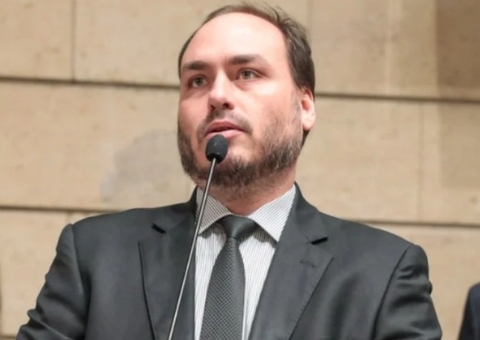 Carlos Bolsonaro debocha de decreto encontrado na casa de Anderson Torres