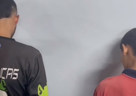 Dupla é presa ao passear de moto com arma falsa em Manaus