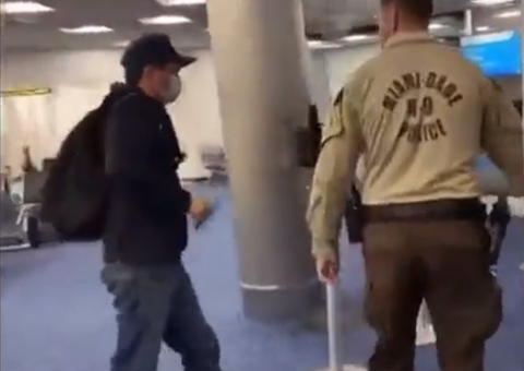 Anderson Torres é escoltado pela polícia em aeroporto dos EUA 