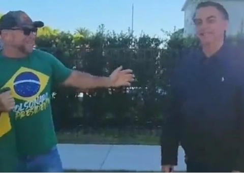 Bolsonaro limpa o rosto após ser beijado por apoiador nos EUA; veja vídeo