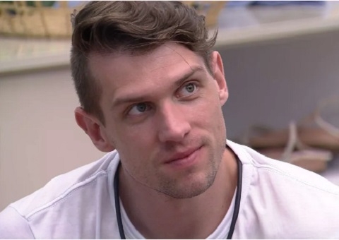 Na mira do paredão, Cristian tenta combinar votos com colegas no BBB23