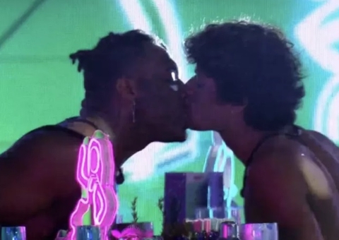 Gabriel Santana investe em Fred e brothers se beijam na festa do BBB23
