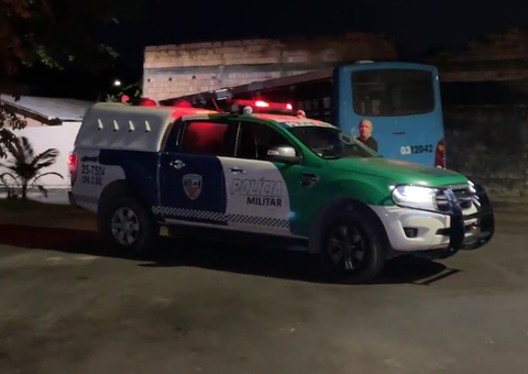 Criminoso toca o terror ao assaltar ônibus e moradores de conjunto em Manaus