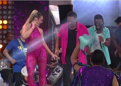 Aos 44 anos, Sheila Mello chama atenção da web na festa do BBB23