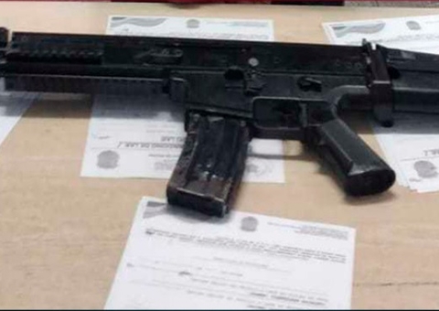 Assaltante é preso com fuzil falso em Manaus