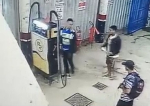 Criminosos usam faca para ameaçar frentista durante assalto a posto de combustíveis no Amazonas; vídeo