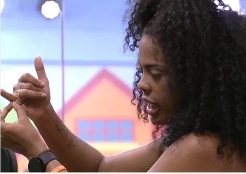 Marvvila revela para Ricardo que tem 6 dedos: 'Eu nasci assim'