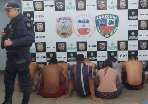 Suspeitos de integrar facção criminosa são presos com armas e drogas em Manaus