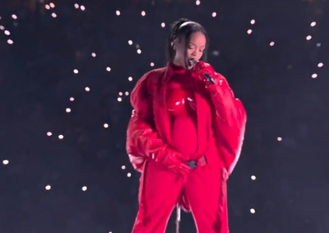 Rihanna volta grávida aos palcos com show triunfal no Super Bowl; vídeo
