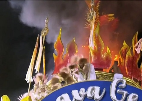 Carro alegórico da Beija-Flor pega fogo antes de entrar na Sapucaí