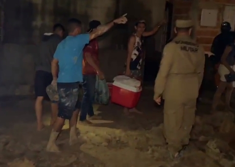 Bombeiros fazem buscas por sobreviventes após deslizamento de barranco em Manaus