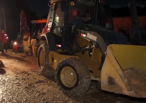 Famílias são retiradas de áreas de risco após deslizamento em Manaus