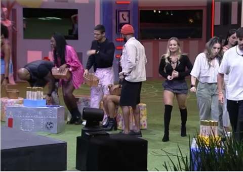 Gabriel Santana reclama de peido durante jogo da discórdia